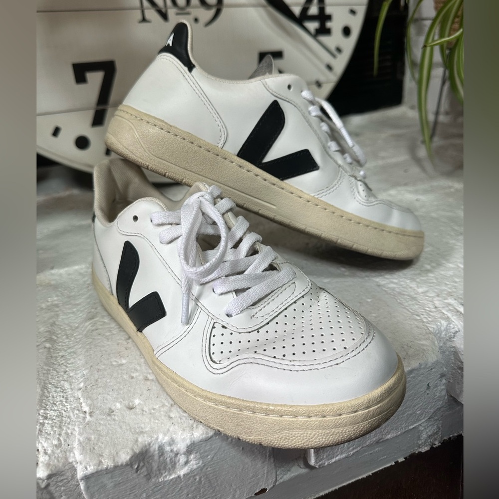 Size 6 - VEJA V-10 CWL White Black W